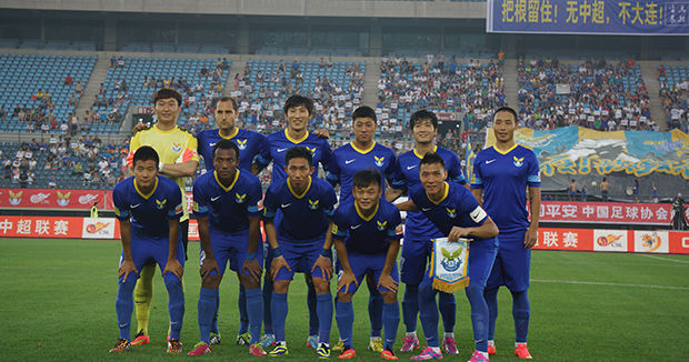 太阳报：英乙球迷在看台上发病，直升机降落在球场里进行急救