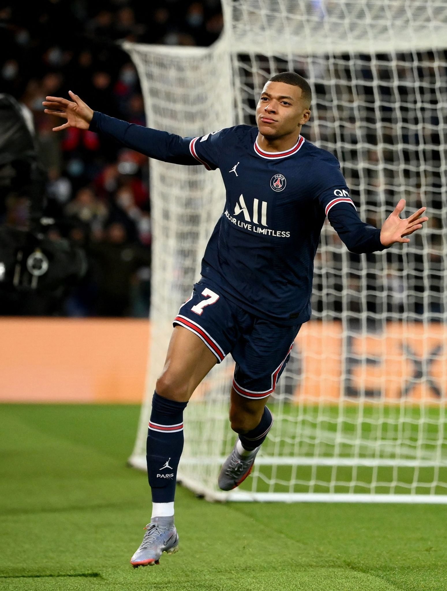 成都刮起“法国旋风” “眼镜侠”勒布伦兄弟闪耀混团世界杯